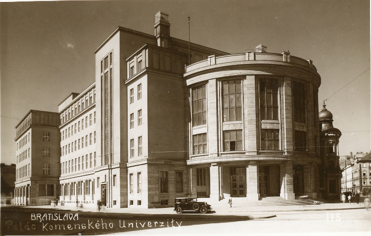 Hlavná budova Univerzity Komenského v Bratislave, v tom čase nazývaná „palác“, na pohľadnici odoslanej 2. 3. 1939; zdroj: www.PamMap.sk