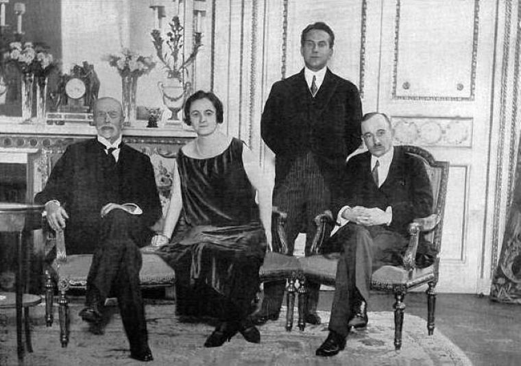 Tomáš Garrigue Masaryk pri návšteve Paríža v roku 1923 v sprievode Edvarda Beneša, veľvyslanca Štefana Osuského (vzadu) a pani Osuskej. Zdroj: Wikipedia