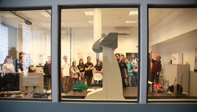 Stredoškoláci počas letnej univerzity na Strojníckej fakulte – laboratórium súradnicového merania 