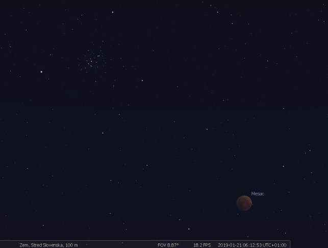 Obrázok č. 1: Mesiac v čase maximálneho zatmenia. Vľavo hore sa objaví otvorená hviezdokopa Jasličky v súhvezdí Rak.