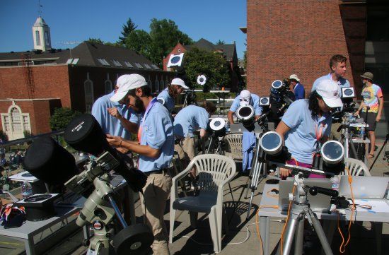 Príprava tímu na pozorovanie zatmenia Slnka. Foto: Vojtech Rušin