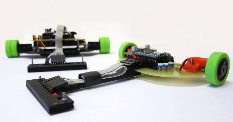 Superrýchly robot na sledovanie čiary s komponentmi vytlačenými na 3D tlačiarni.