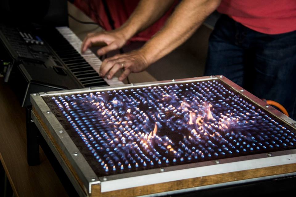 Na pyroboarde zvuk z kláves rozhýbal veľké množstvo malých plamienkov do zvláštnych kreácií (Foto: Matej Drobný)