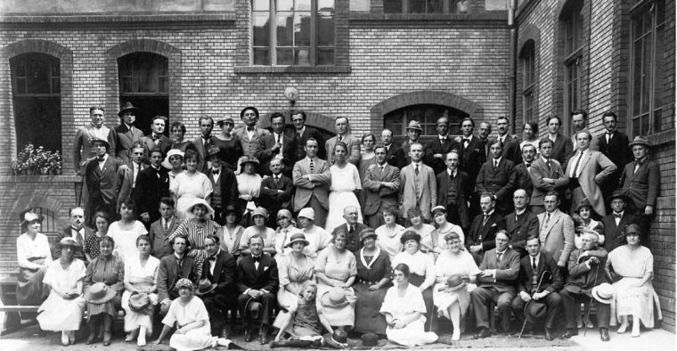 Členovia súboru Slovenského národného divadla v sezóne 1920/1921. Foto: Archív Divadelného ústavu