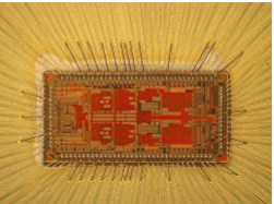 Obr. 2: Čip predstavujúci dva úplné 12 bitové ADC prevodníky v 130 nm vyrobené na báze technológie IBM