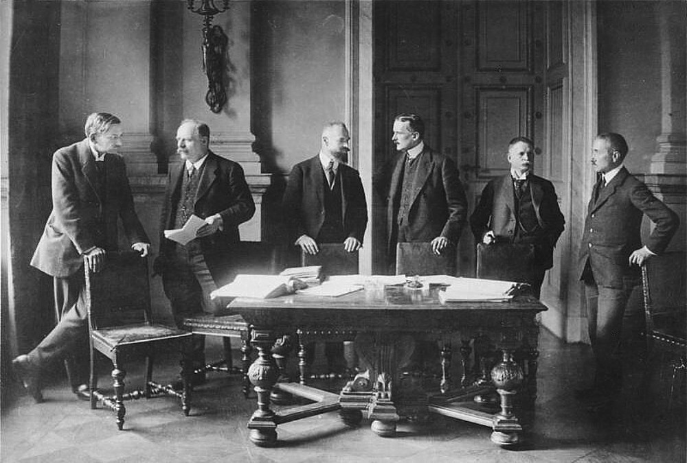 Nemecká delegácia vo Versailles. Usporiadanie krajín po I. svetovej vojne mali v rukách dohodové mocnosti. Zdroj: Wikipedia, Bundesarchiv