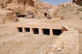Vstup do strže Siq, vzadu tunel na odklonenie záplav postavený Nabatejcami 
