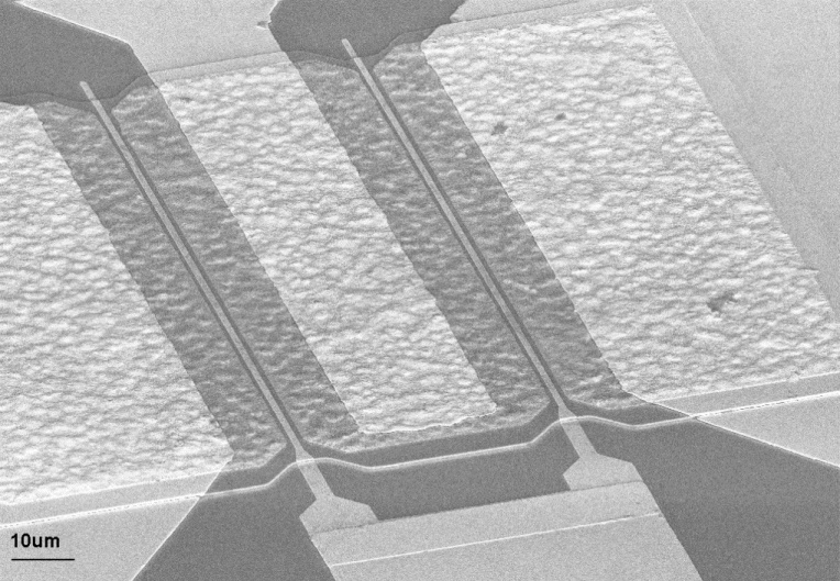 Obrázok znázorňuje tranzistor pripravený na zafírovej podložke. Je tvorený heteroštruktúrou GaN/AlGaN a na povrchu je nanesený oxid hliníka za účelom zlepšenia vlastností povrchu a tým aj výstupných prúdov tranzistora. 