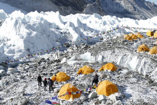 Päť stanov časti slovenskej expedície v základnom tábore pod Everestom, na ľadovci Khumbu, vo výške 5 265 m. 