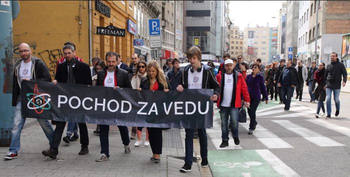 Pohľad na účastníkov pochodu za vedu v Bratislave