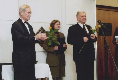 Preberanie ocenenia Slovak Gold pre Encyklopédiu Beliana, spolu s Annou Procíkovou