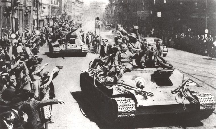 Vítanie Červenej armády, osloboditeľky hl. mesta ČSR Prahy, v roku 1945 Zdroj: LA SNK, Prír. č. 2443/1982)