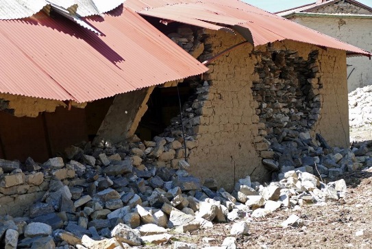 Hlavné mesto Nepálu Káthmandu a oblasť pod Mt. Everestom postihli 25. apríla 2015 silné zemetrasenia, s magnitúdou 7.8 a 7.3, ktoré si vyžiadali vyše 9 000 životov a obrovské materiálne škody. Následky zemetrasení v objekte kláštora v Tengboche.
