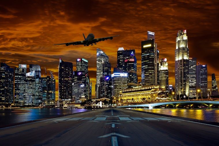 Singapur v noci, lietadlo. Zdroj: Pixabay.com