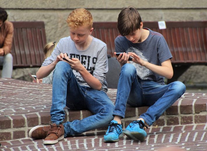 deti sa hrajú na mobiloch