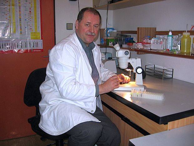 doc. MVDr. Branislav Peťko, DrSc. v laboratóriu