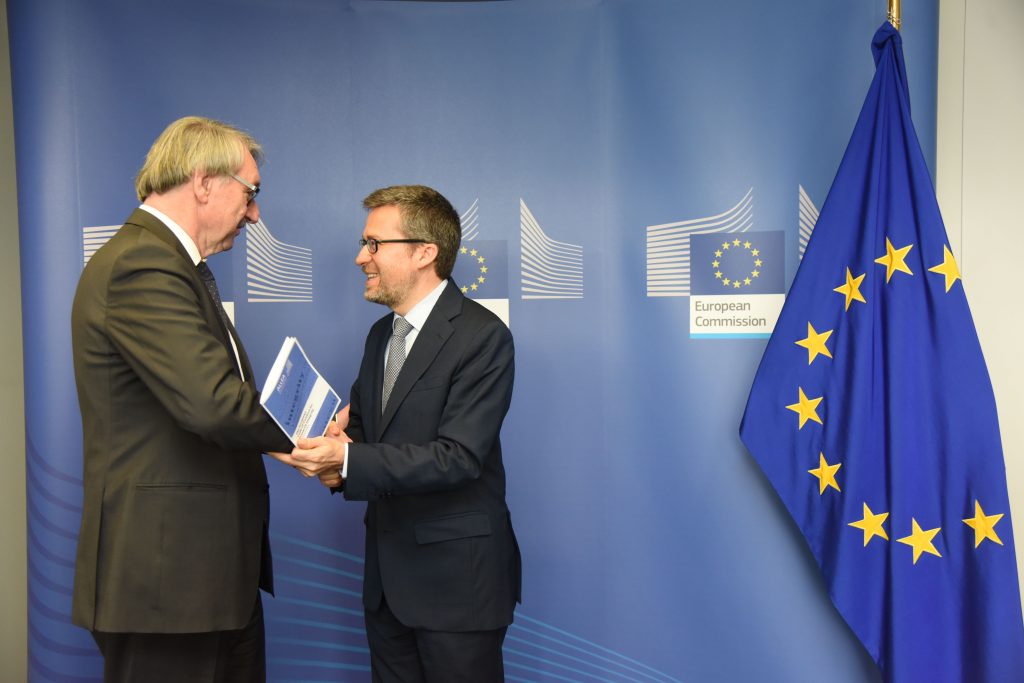 ALLEA President presents European Code of Conduct for Research Integrity to European Commissioner for Science, Research and Innovation, Carlos Moedas Credit: European Commission Zdroj: ALLEA