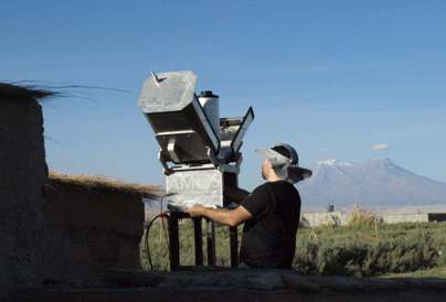 Jaroslav Šimon nastavuje systém  AMOS na observatóriu Paniri Caur, Chiu-Chiu, Čile. V pozadí sú sopky v Andách v Čile.