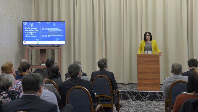 Ministerka školstva Martina Lubyová pri prezentácii dokumentu OECD. Zdroj: MŠVVaŠ SR