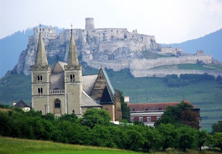 Spišský hrad (v pozadí) a Spišská Kapitula 