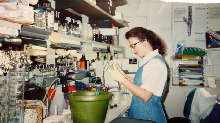Dr. Tatiana Betáková pri práci v laboratóriu NIH v Bethesde, USA