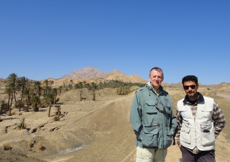 Martin Kundrát a Majid Mirzaie Ataabadi, slovenský a iránsky vedúci expedície pri oáze na okraji púšte Lut