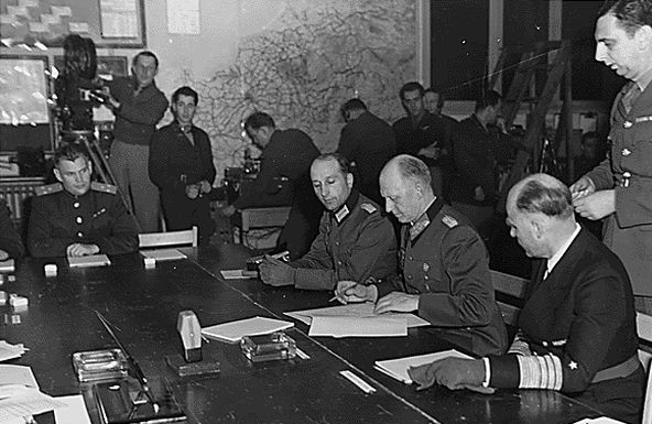 Alfred Jodl pri podpise bezpodmienečnej kapitulácie Nemecka 7. mája 1945 v Remeši. Zdroj: Wikipedia
