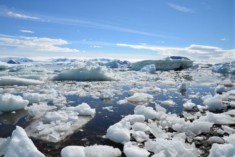 Pre otepľovanie sa južná ľadová plocha neobyčajne rýchlo roztápa.
