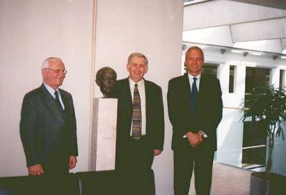 Návšteva u prezidenta Spoločnosti Maxa Plancka Petra Grussa v Mníchove, spolu s J. Šimúthom, profesor Štefan Luby v strede