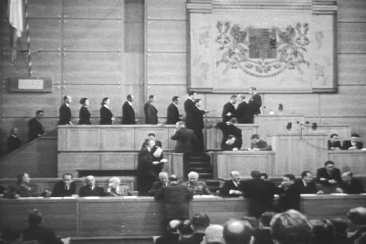 Víťazný február 1948: Nekomunistickí ministri podávajú demisiu. Autor: Národný archív, Zdroj: Wikipedia 