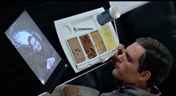 Astronauti s tabletom vo filme 2001: Vesmírna Odysea