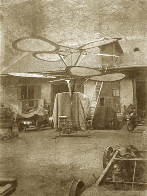 Fotografia s rozpracovaným modelom vrtuľníka Jána Bahýľa, rok, miesto, ani autor fotografie nie sú známe. 