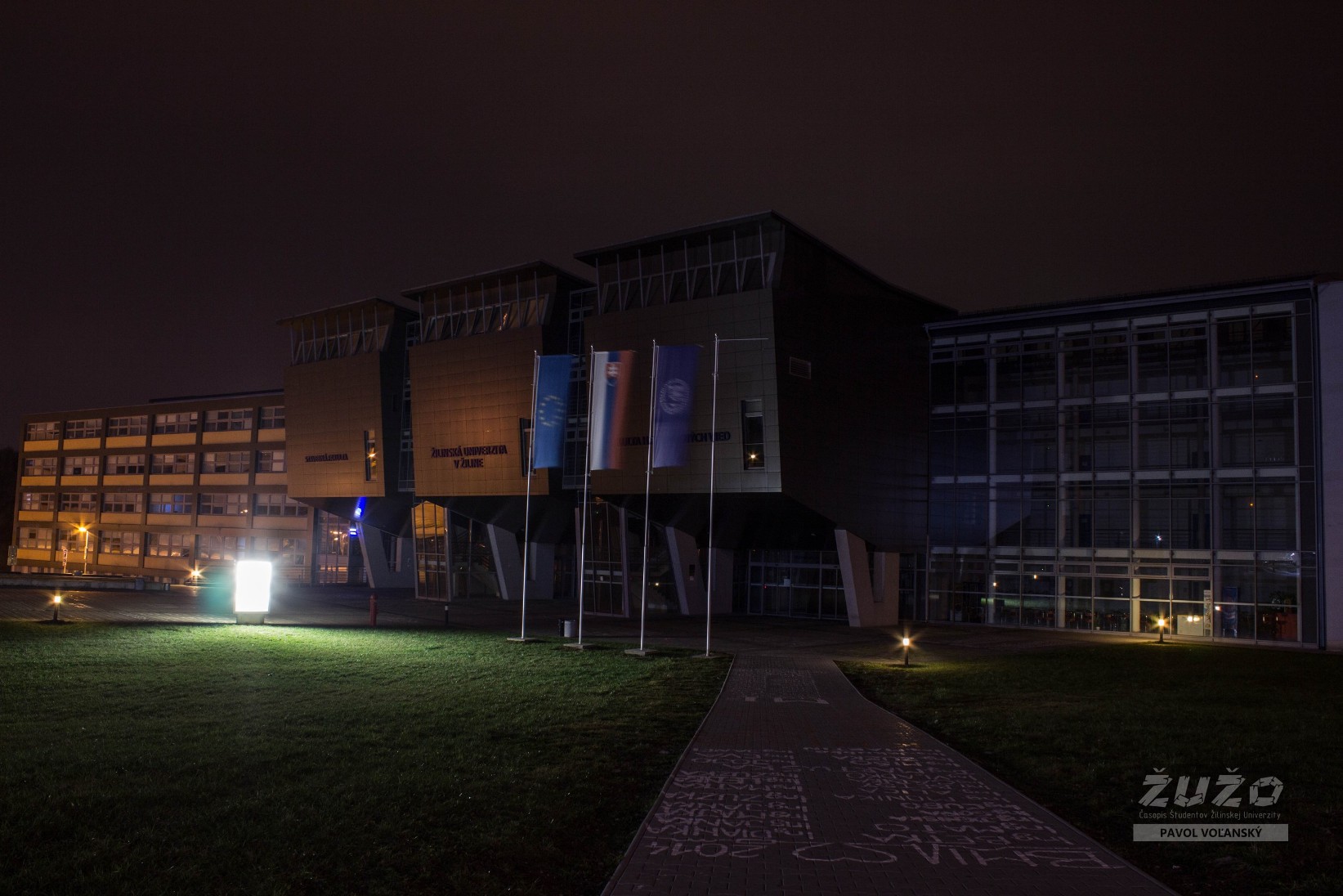 Žilinská uiverzita s vypnutými svetlami