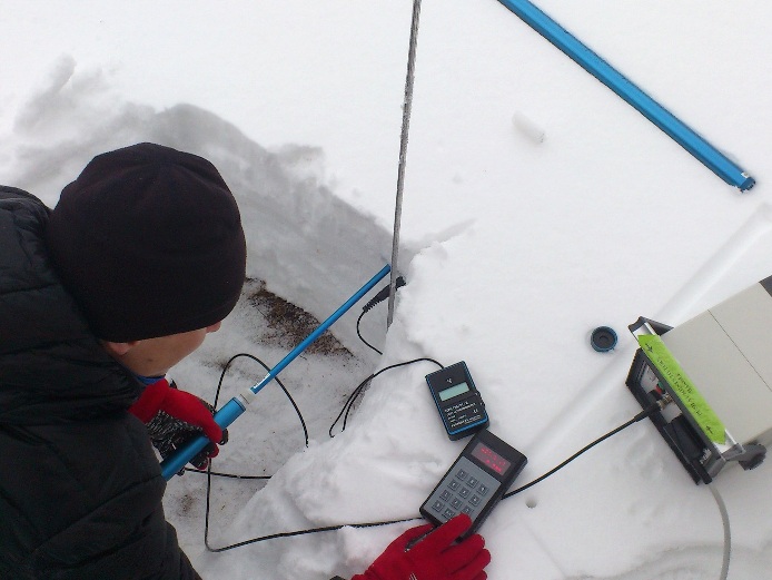 Meranie teploty, hustoty snehu a obsahu vody v snehu prístrojom, ÚH SAV, foto Martin Rusina