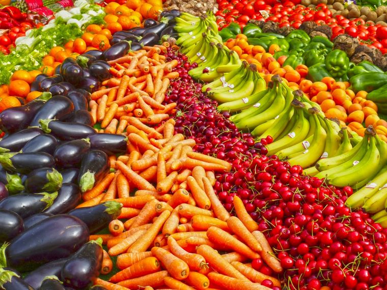 Ilustračný obrázok: Obrovský pult so zeleninou a ovocím:  baklažány, mrkvy, čerešne, banány, marhule... Zdroj: Pexels.com