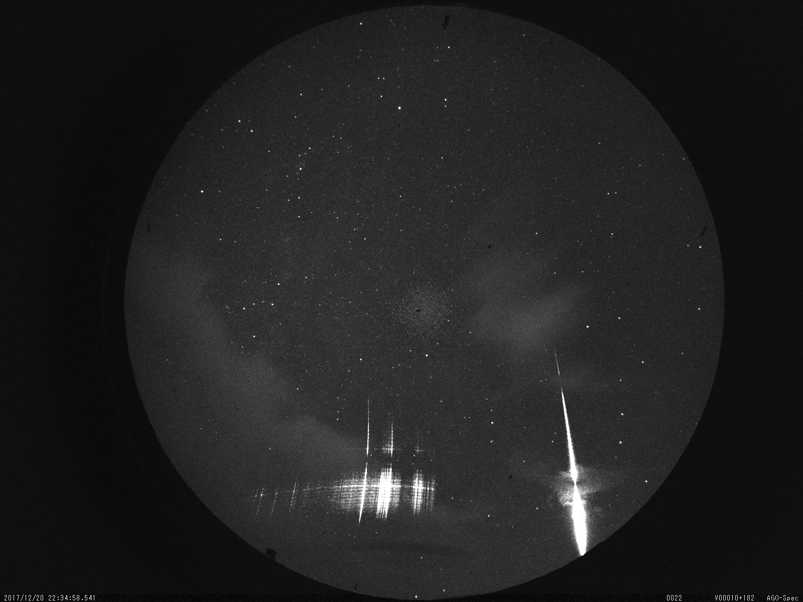 Príklad jasného meteoru a jeho spektra pozorovaného systémom AMOS