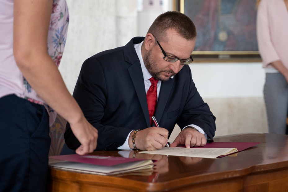 Marek Števček, rektor Univerzity Komenského v Bratislave pri podpise memoranda 