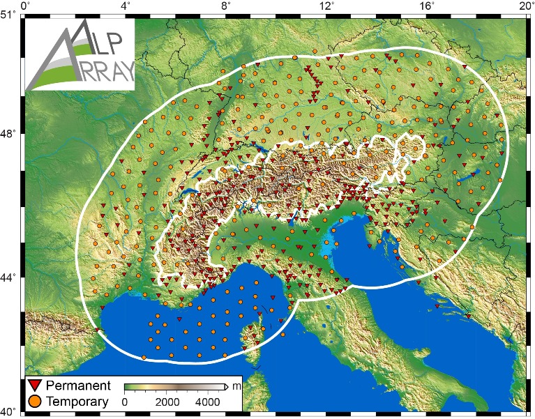 obr. 1: Plánovaná konfigurácia hustej seizmickej siete v rámci projektu AlpArray. Červené trojuholníky označujú polohu pôvodných stálych seizmických staníc, oranžové krúžky označujú polohu dočasných seizmických staníc budovaných v rámci AlpArray.