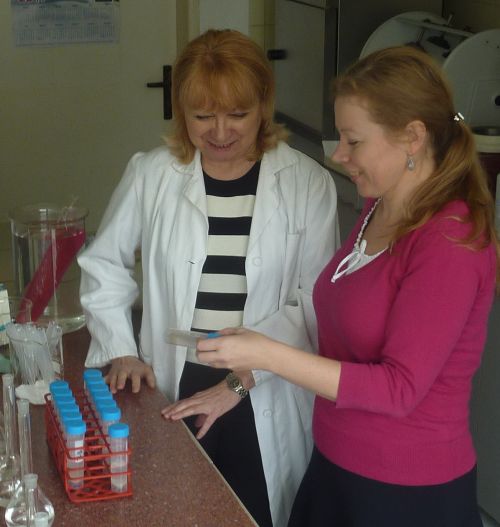 Vedkyňa Jana Madejová (vľavo) v laboratóriu pri kontrole vzoriek s kolegyňou, bývalou doktorandkou H. Pálkovou