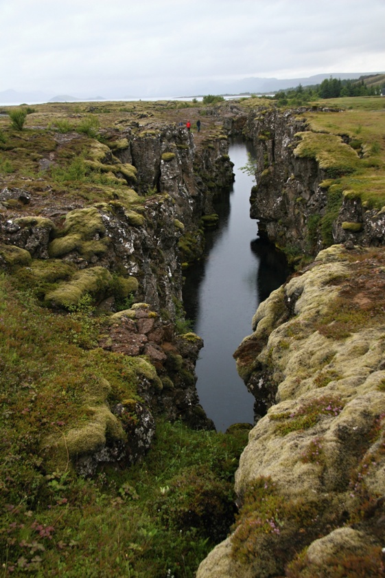 Island, národný park Thingvellir, puklina vznikajúca vzďaľovaním sa dvoch kontinentálnych platní