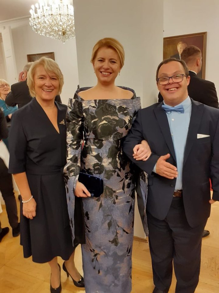 Jurko (42), syn MUDr. Márie Šustrovej CSc. sa narodil s Downovým syndrómom, no aj vďaka úžasnej rodičovskej starostlivosti dnes žije plnohodnotný život. Vyštudoval za záhradníka a pracuje ako čašník. Jurko (42), syn MUDr. Márie Šustrovej CSc. sa narodil s Downovým syndrómom, no aj vďaka úžasnej rodičovskej starostlivosti dnes žije plnohodnotný život. Vyštudoval za záhradníka a pracuje ako čašník.
