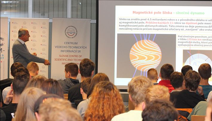Astrofyzik Aleš Kučera prednášal v Bratislavskej vedeckej cukrárni
