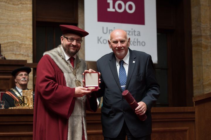 Rektor UK Marek Števček odovzdal najvyššie ocenenie UK Pavlovi Rychetskému