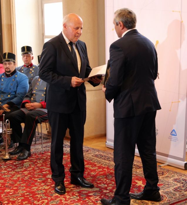Vedecký sekretár Dr. Dušan Gálik odovzdáva cenu Osobnosť roka v programoch EÚ 2016 prof. Danielovi Donovalovi 