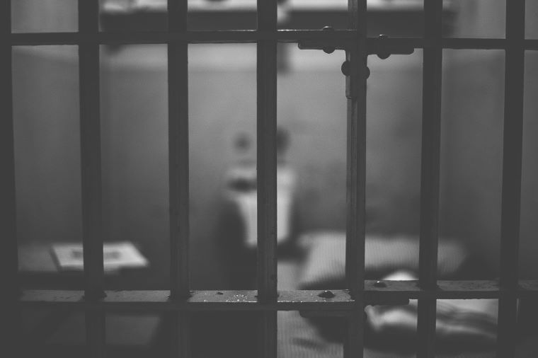 Ilustračný obrázok: Väzenská miestnosť, pohľad cez mreže. Zdroj: Pixabay.com