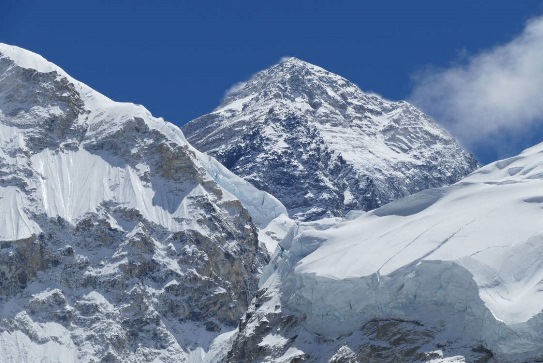Rozlúčka so zasneženým Mt. Everestom pri pohľade sponad základného tábora. Horolezci sľubujú, že o rok svoju misiu v JZ stene úspešne dokončia.
