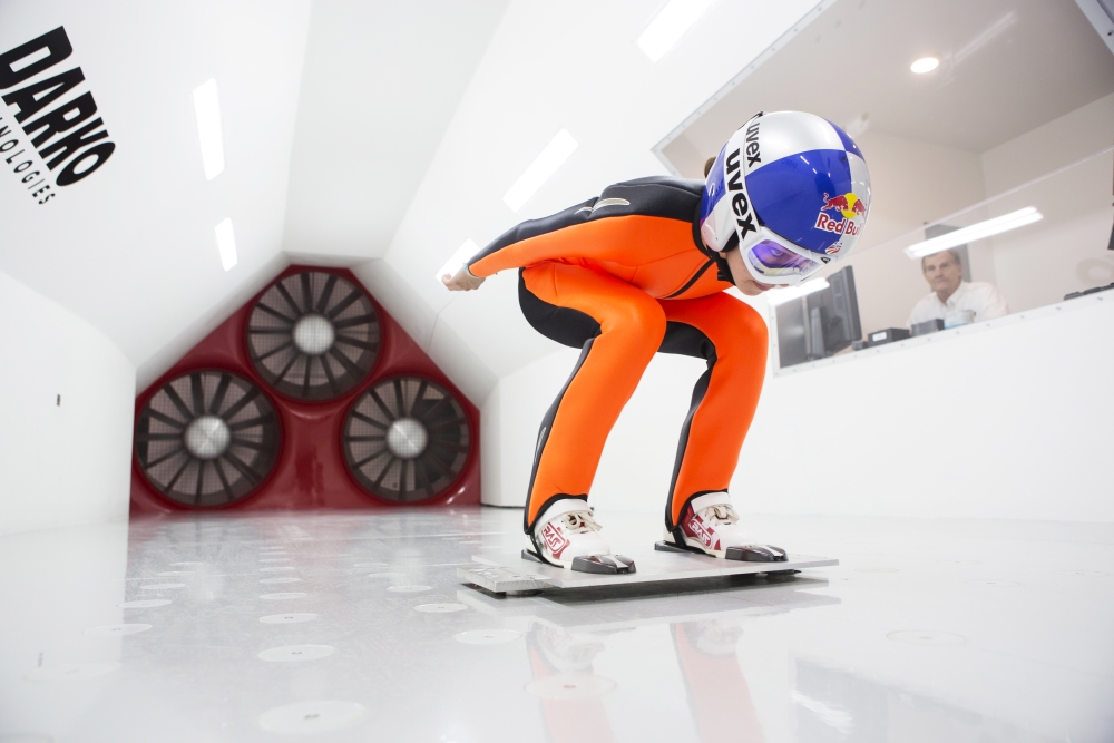 Aj skokani na lyžiach testujú postoj a kombinézy v aerodynamickom tuneli, foto Red Bull.