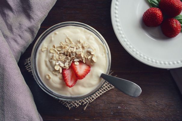 Jogurty sú zdrojom probiotík, ktoré ovplyvňujú našu črevnú mikroflóru