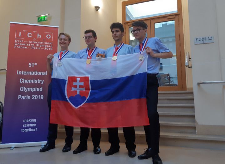 Súťažiaci zo Slovenska s medailami (zľava): Michal Chovanec, Peter Rukovanský, Andrej Kovács a Samuel Novák