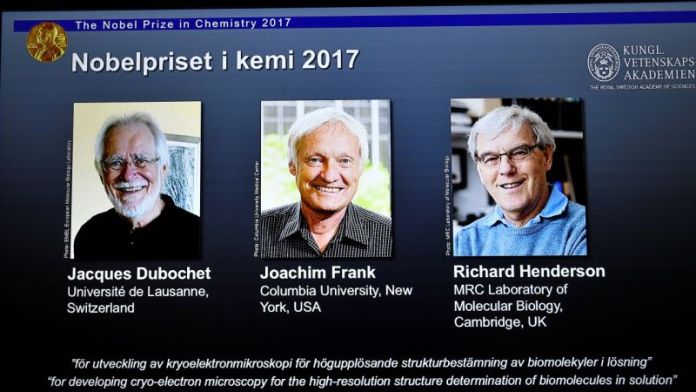 Jacques Dubochet z Univerzity v Lausanne, Švajčiarsko, Joachim Frank z Kolumbijskej univerzity, New York, USA a Richard Henderson (MRC Laboratórium molekulárnej biológie, Cambridge, UK).